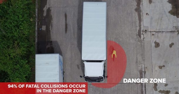 Cyclist next to lorry in the danger zone